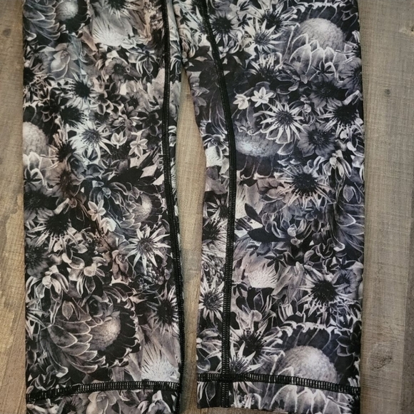 FLOWABUNGA Lululemon wunder under crops size 4 - Picture 3 of 7